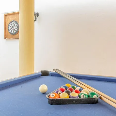 Spacious Victoria Heated Pool *