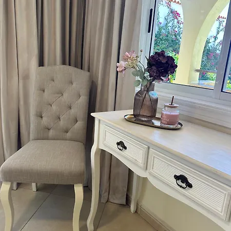 Spacious Victoria Heated Pool *