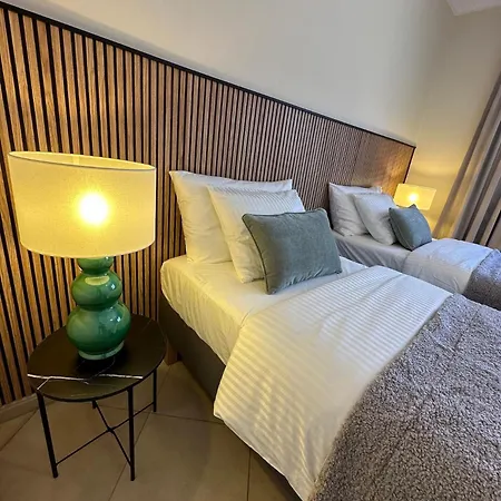 Spacious Victoria Heated Pool *