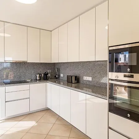 Willa Spacious Victoria Heated Pool *