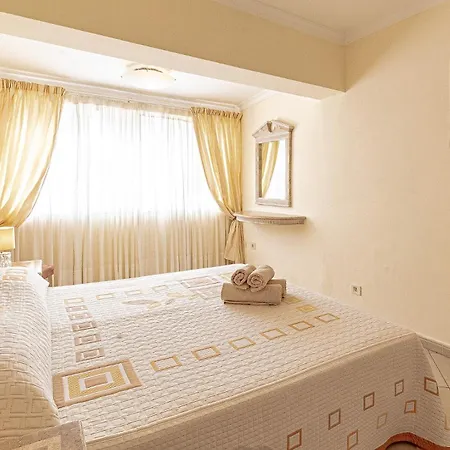 Spacious Victoria Heated Pool Willa *