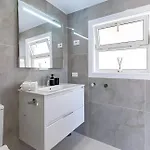 Spacious Victoria Heated Pool *