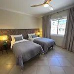 Spacious Victoria Heated Pool Βίλα
