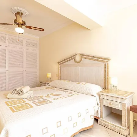 Spacious Victoria Heated Pool *