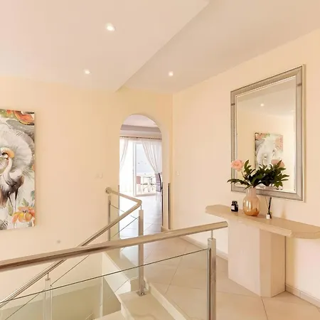 Spacious Victoria Heated Pool Villa *