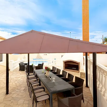 Spacious Victoria Heated Pool Βίλα