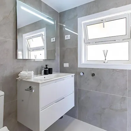Spacious Victoria Heated Pool *