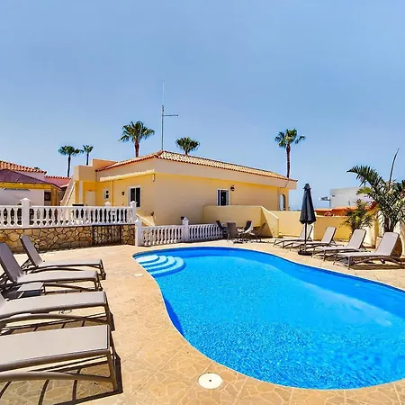 Spacious Victoria Heated Pool Vila *