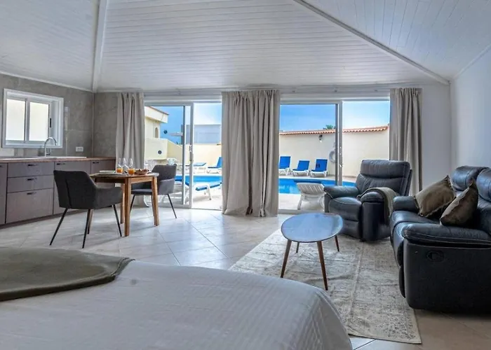 Vila Spacious Victoria Heated Pool *