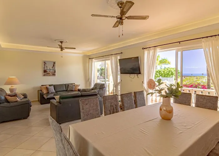 Spacious Victoria Heated Pool *