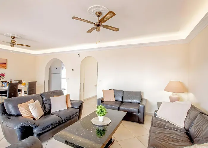 Vila Spacious Victoria Heated Pool