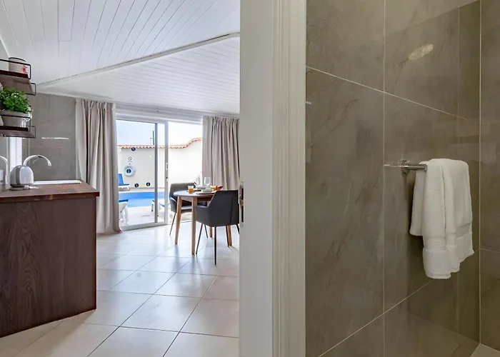 Vila Spacious Victoria Heated Pool