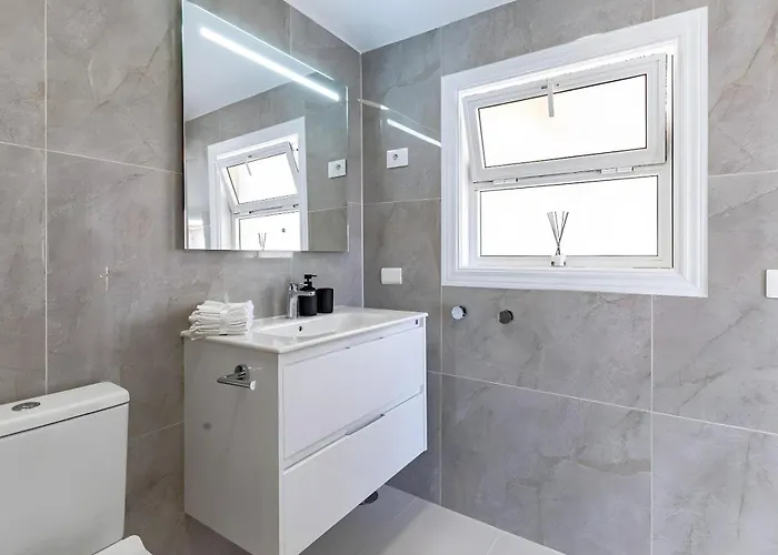 Spacious Victoria Heated Pool Vila *