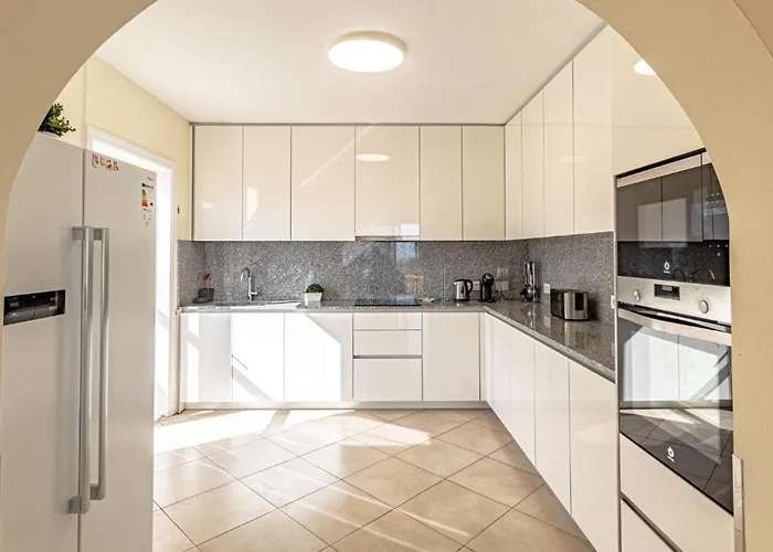 Spacious Victoria Heated Pool Vila