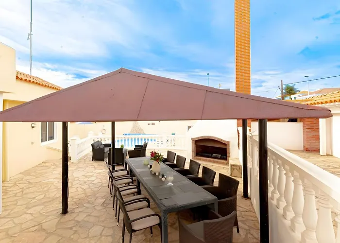 Spacious Victoria Heated Pool Vila