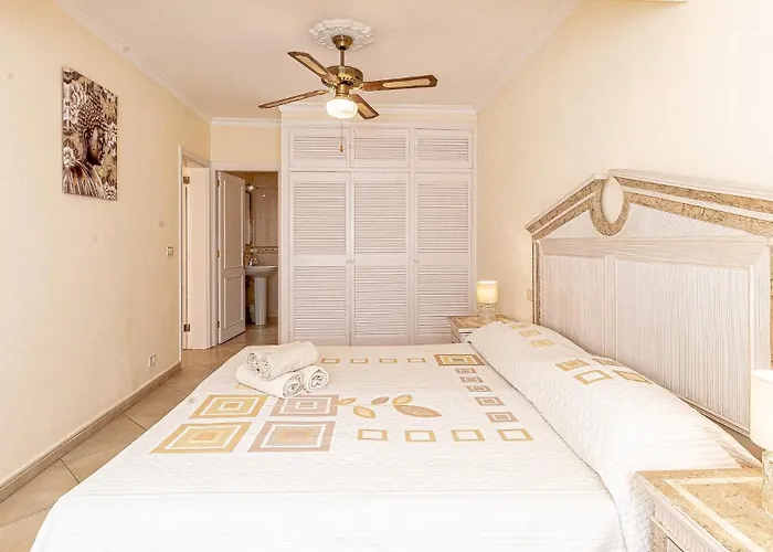 Spacious Victoria Heated Pool Vila *