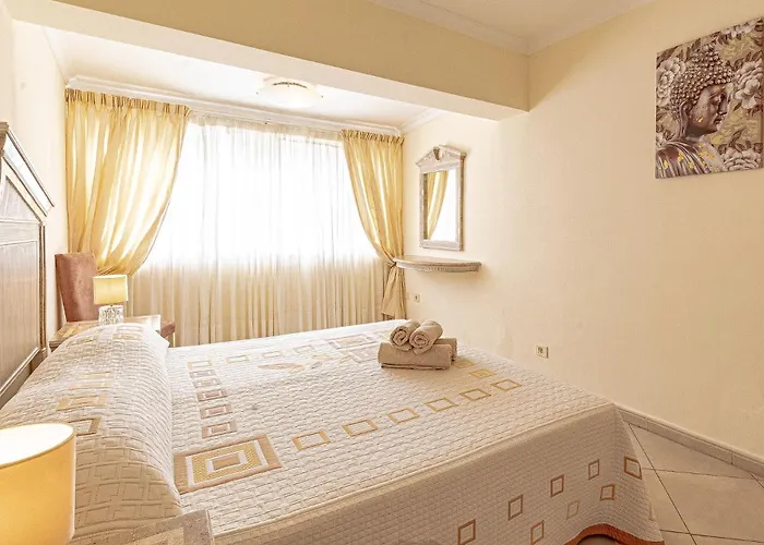 Spacious Victoria Heated Pool Vila *