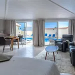 Vila Spacious Victoria Heated Pool *