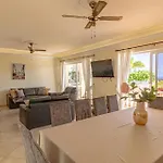 Spacious Victoria Heated Pool *