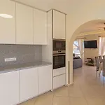 Spacious Victoria Heated Pool *