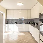 Spacious Victoria Heated Pool Vila