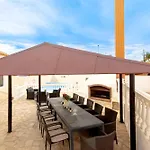 Spacious Victoria Heated Pool Vila