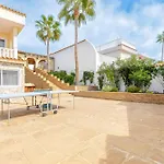 Spacious Victoria Heated Pool Vila