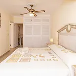 Spacious Victoria Heated Pool Vila *