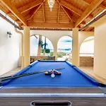 Spacious Victoria Heated Pool *