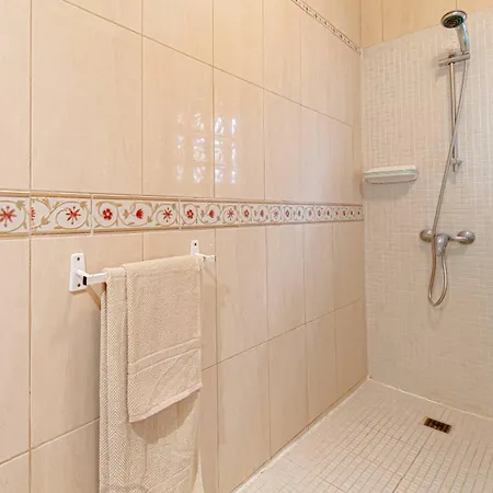 Spacious Victoria Heated Pool *