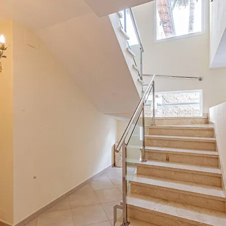 Spacious Victoria Heated Pool Кальяо-Сальвахе