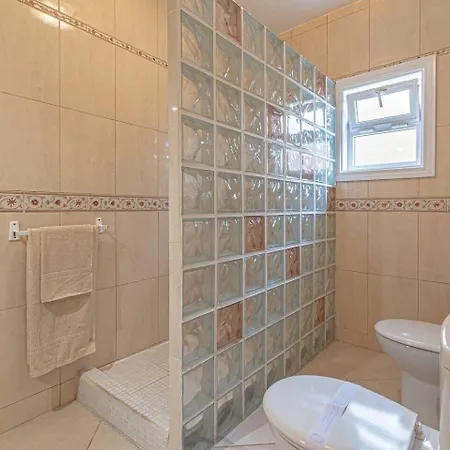 Victoria With Heated Pool Villa *