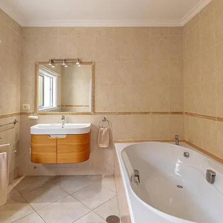 Вилла Spacious Victoria Heated Pool Кальяо-Сальвахе