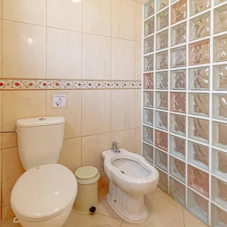 Spacious Victoria Heated Pool Вилла