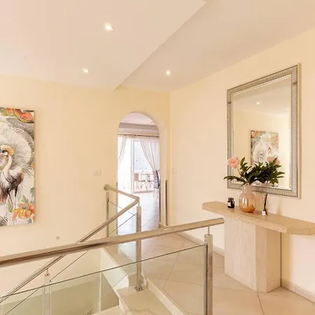 Вилла Spacious Victoria Heated Pool *