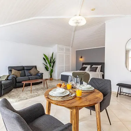 Spacious Victoria Heated Pool Кальяо-Сальвахе