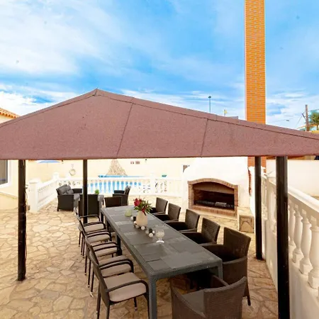 Spacious Victoria Heated Pool *