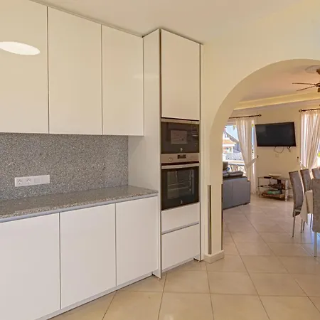 Victoria With Heated Pool Villa *
