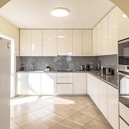 Spacious Victoria Heated Pool Кальяо-Сальвахе