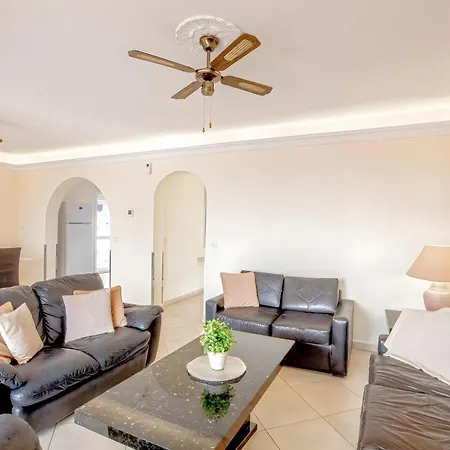 Villa Spacious Victoria Heated Pool