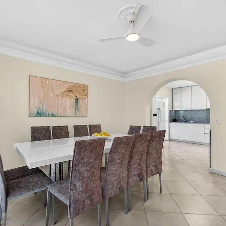 Spacious Victoria Heated Pool *