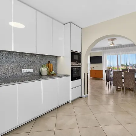 Villa Spacious Victoria Heated Pool *