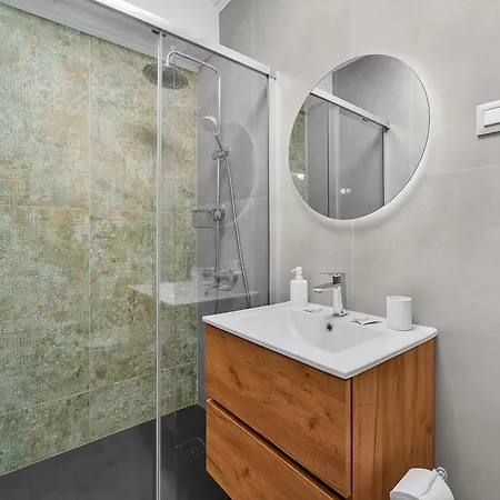 Spacious Victoria Heated Pool