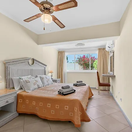 Spacious Victoria Heated Pool *
