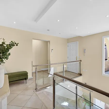 Spacious Victoria Heated Pool Callao Salvaje