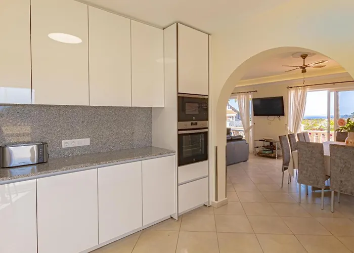 Spacious Victoria Heated Pool *