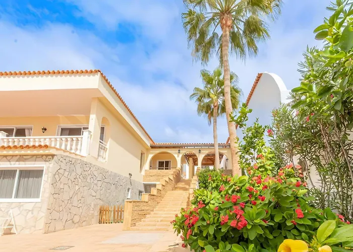 Spacious Victoria Heated Pool *