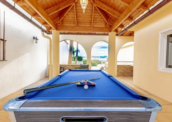 Spacious Victoria Heated Pool *