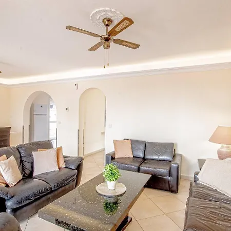 Villa Spacious Victoria Heated Pool