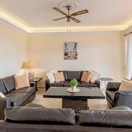 Spacious Victoria Heated Pool Callao Salvaje